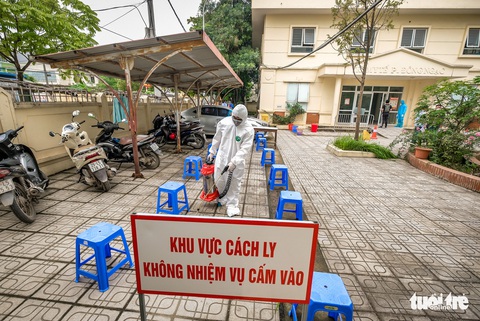 Lấy mẫu xét nghiệm COVID-19 toàn bộ công an phường Đông Ngạc - Ảnh 5. Lấy mẫu xét nghiệm COVID-19 toàn bộ công an phường Đông Ngạc - Ảnh 5.