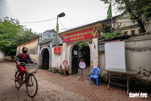 Lấy mẫu xét nghiệm COVID-19 toàn bộ công an phường Đông Ngạc - Ảnh 6. Lấy mẫu xét nghiệm COVID-19 toàn bộ công an phường Đông Ngạc - Ảnh 6.