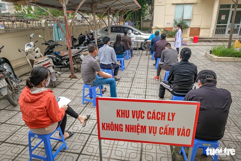 Lấy mẫu xét nghiệm COVID-19 toàn bộ công an phường Đông Ngạc - Ảnh 1. Lấy mẫu xét nghiệm COVID-19 toàn bộ công an phường Đông Ngạc - Ảnh 1.