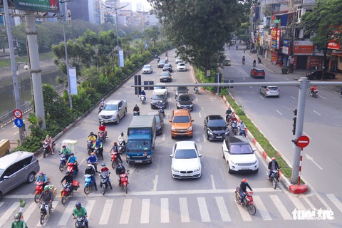 Sau 1 tuần cách ly, đường sá Hà Nội lại đông đúc - Ảnh 3. Sau 1 tuần cách ly, đường sá Hà Nội lại đông đúc - Ảnh 3.