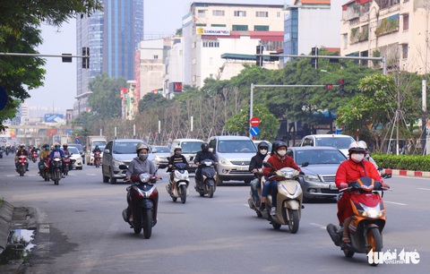 Sau 1 tuần cách ly, đường sá Hà Nội lại đông đúc - Ảnh 4. Sau 1 tuần cách ly, đường sá Hà Nội lại đông đúc - Ảnh 4.