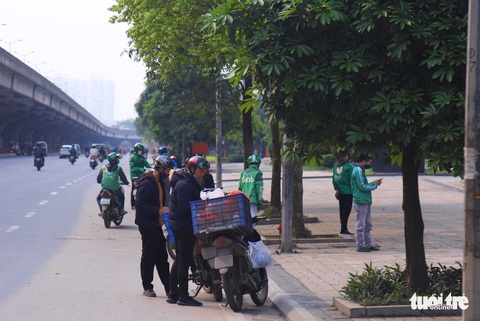 Sau 1 tuần cách ly, đường sá Hà Nội lại đông đúc - Ảnh 5. Sau 1 tuần cách ly, đường sá Hà Nội lại đông đúc - Ảnh 5.