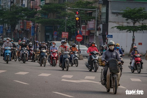 Sau 1 tuần cách ly, đường sá Hà Nội lại đông đúc - Ảnh 7. Sau 1 tuần cách ly, đường sá Hà Nội lại đông đúc - Ảnh 7.