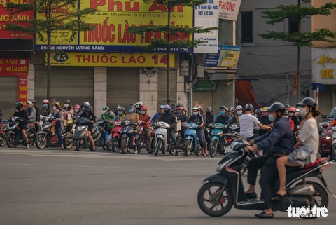Sau 1 tuần cách ly, đường sá Hà Nội lại đông đúc - Ảnh 6. Sau 1 tuần cách ly, đường sá Hà Nội lại đông đúc - Ảnh 6.