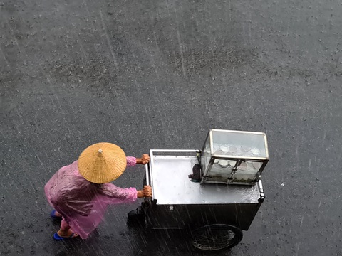 Mưa lớn giải nhiệt sau thời gian dài nắng nóng tại TP.HCM - Ảnh 6. Mưa lớn giải nhiệt sau thời gian dài nắng nóng tại TP.HCM - Ảnh 6.