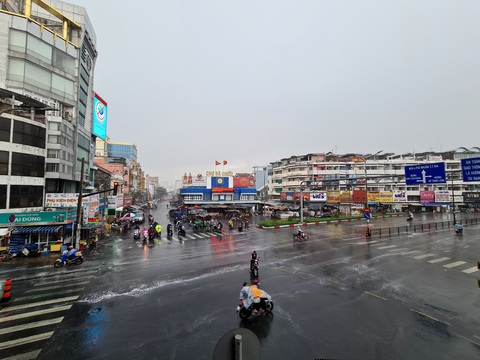 Mưa lớn giải nhiệt sau thời gian dài nắng nóng tại TP.HCM - Ảnh 9. Mưa lớn giải nhiệt sau thời gian dài nắng nóng tại TP.HCM - Ảnh 9.