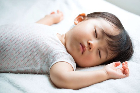 Ngủ sớm có thể giảm nguy cơ thừa cân hay béo phì ở trẻ nhỏ - Ảnh 1. Ngủ sớm có thể giảm nguy cơ thừa cân hay béo phì ở trẻ nhỏ - Ảnh 1.