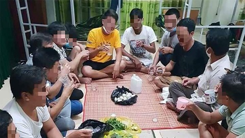 Tụ tập ăn nhậu ngày cách ly: Vi phạm gì, xử lý ra sao? - Ảnh 1. Tụ tập ăn nhậu ngày cách ly: Vi phạm gì, xử lý ra sao? - Ảnh 1.