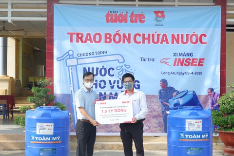 Bà con vùng hạn mặn Long An vui mừng nhận bồn chứa nước - Ảnh 2. Bà con vùng hạn mặn Long An vui mừng nhận bồn chứa nước - Ảnh 2.