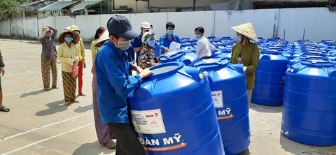 Người dân ở xứ ‘mặn vây tứ bề’ nhận 200 bồn chứa nước - Ảnh 4. Người dân ở xứ ‘mặn vây tứ bề’ nhận 200 bồn chứa nước - Ảnh 4.