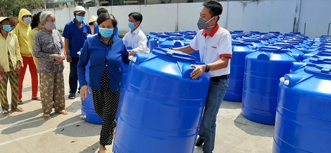 Người dân ở xứ ‘mặn vây tứ bề’ nhận 200 bồn chứa nước - Ảnh 3. Người dân ở xứ ‘mặn vây tứ bề’ nhận 200 bồn chứa nước - Ảnh 3.