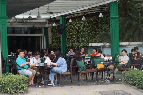 Nhiều người ở Hà Nội không còn đeo khẩu trang nơi công cộng - Ảnh 4. Nhiều người ở Hà Nội không còn đeo khẩu trang nơi công cộng - Ảnh 4.