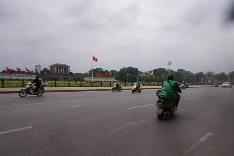 Nhiều người ở Hà Nội không còn đeo khẩu trang nơi công cộng - Ảnh 1. Nhiều người ở Hà Nội không còn đeo khẩu trang nơi công cộng - Ảnh 1.