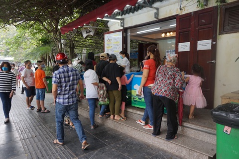 Nhiều người ở Hà Nội không còn đeo khẩu trang nơi công cộng - Ảnh 3. Nhiều người ở Hà Nội không còn đeo khẩu trang nơi công cộng - Ảnh 3.