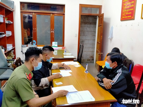 Bẻ hoa phượng tím, người đàn ông bị công an triệu tập - Ảnh 2. Bẻ hoa phượng tím, người đàn ông bị công an triệu tập - Ảnh 2.