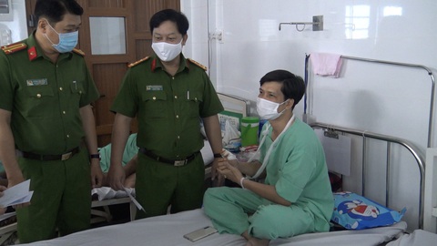 31 chiến sĩ bị bỏng, bị axit văng vào mắt khi chữa cháy công ty tại Khu chế xuất Tân Thuận - Ảnh 2. 31 chiến sĩ bị bỏng, bị axit văng vào mắt khi chữa cháy công ty tại Khu chế xuất Tân Thuận - Ảnh 2.
