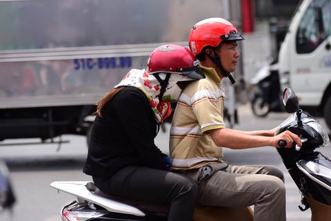 TP.HCM nắng nóng, tia UV cao, người dân đi chơi lễ cẩn thận - Ảnh 1. TP.HCM nắng nóng, tia UV cao, người dân đi chơi lễ cẩn thận - Ảnh 1.