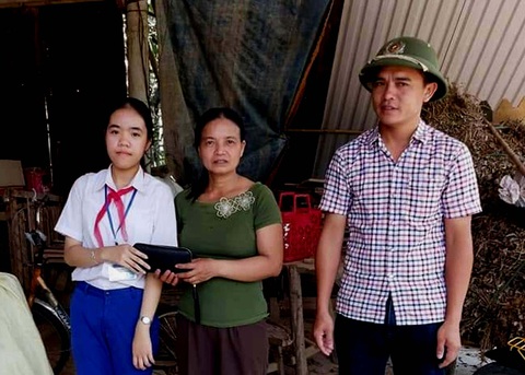 Nhặt được ví tiền có 30 triệu đồng, nữ sinh lớp 8 trả lại người mất - Ảnh 1. Nhặt được ví tiền có 30 triệu đồng, nữ sinh lớp 8 trả lại người mất - Ảnh 1.