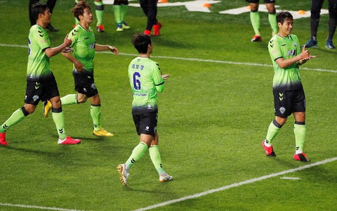 Lão tướng 41 tuổi khai hỏa K-League - Ảnh 1. Lão tướng 41 tuổi khai hỏa K-League - Ảnh 1.