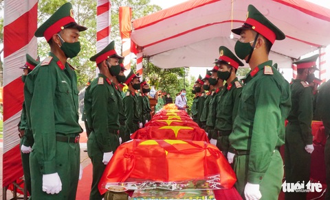 An táng 57 hài cốt liệt sĩ Việt Nam hi sinh tại Lào - Ảnh 1. An táng 57 hài cốt liệt sĩ Việt Nam hi sinh tại Lào - Ảnh 1.