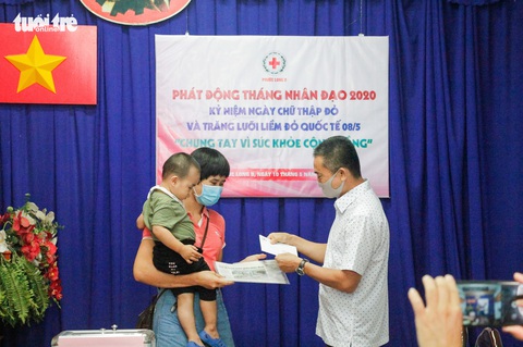 Ảnh mẹ ẵm con đi hiến máu đoạt giải nhất ảnh đẹp hiến máu - Ảnh 3. Ảnh mẹ ẵm con đi hiến máu đoạt giải nhất ảnh đẹp hiến máu - Ảnh 3.