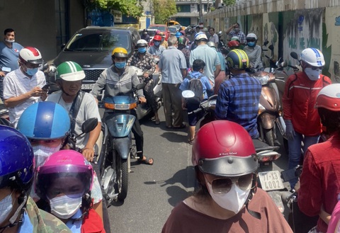 Rối loạn trước cổng trường vì học sinh ra về kiểu nhỏ giọt - Ảnh 3. Rối loạn trước cổng trường vì học sinh ra về kiểu nhỏ giọt - Ảnh 3.