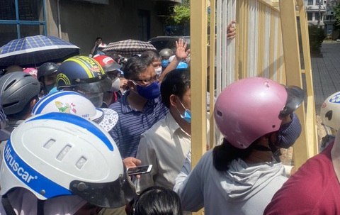 Rối loạn trước cổng trường vì học sinh ra về kiểu nhỏ giọt - Ảnh 1. Rối loạn trước cổng trường vì học sinh ra về kiểu nhỏ giọt - Ảnh 1.