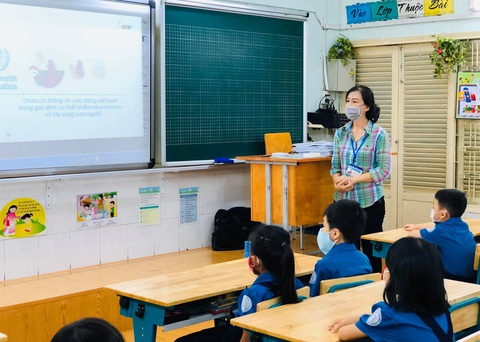 Học sinh tiểu học TP.HCM ngồi so le trong ngày trở lại trường - Ảnh 4. Học sinh tiểu học TP.HCM ngồi so le trong ngày trở lại trường - Ảnh 4.