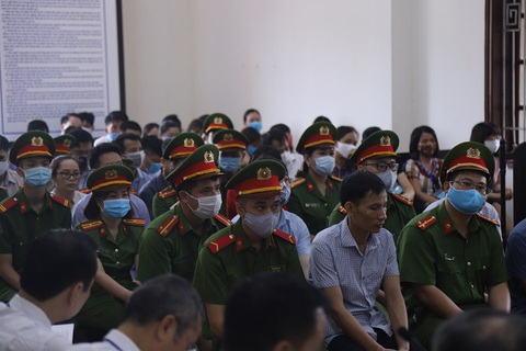 15 bị cáo hầu tòa trong vụ gian lận thi cử tại Hòa Bình - Ảnh 3. 15 bị cáo hầu tòa trong vụ gian lận thi cử tại Hòa Bình - Ảnh 3.