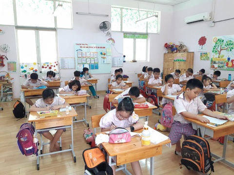 Học sinh tiểu học TP.HCM ngồi so le trong ngày trở lại trường - Ảnh 1. Học sinh tiểu học TP.HCM ngồi so le trong ngày trở lại trường - Ảnh 1.