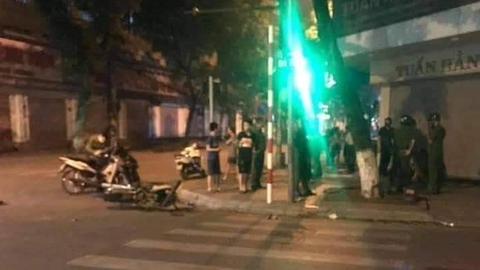 Tạm giữ thanh niên đi xe máy đâm chết người phụ nữ trong đêm - Ảnh 1. Tạm giữ thanh niên đi xe máy đâm chết người phụ nữ trong đêm - Ảnh 1.
