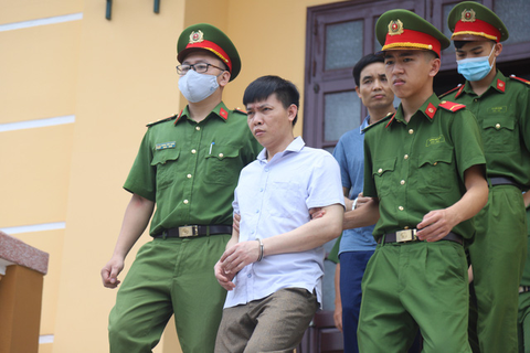 Xử gian lận thi cử ở Hòa Bình: Cựu thượng tá công an phủ nhận đưa hối lộ, nói bị vu khống - Ảnh 2. Xử gian lận thi cử ở Hòa Bình: Cựu thượng tá công an phủ nhận đưa hối lộ, nói bị vu khống - Ảnh 2.