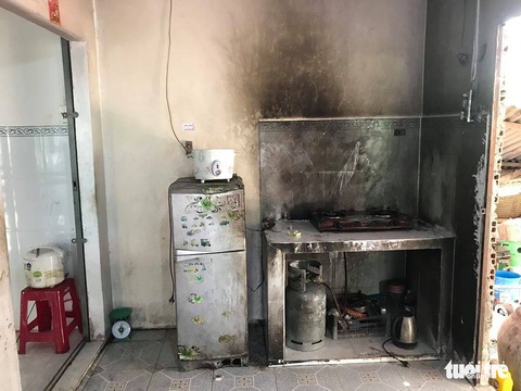 Con nấu ăn, cha mở nắp can xăng: 2 người chết, 1 bị thương nặng - Ảnh 1. Con nấu ăn, cha mở nắp can xăng: 2 người chết, 1 bị thương nặng - Ảnh 1.