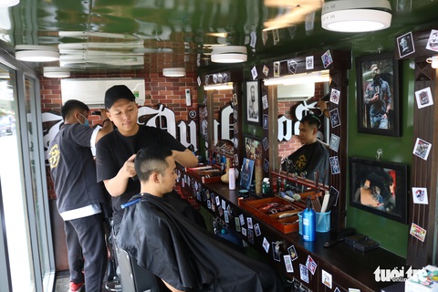 Tiệm hớt tóc trên xe tải đi xuyên Việt gom 10.000 nụ cười gây quỹ - Ảnh 4. Tiệm hớt tóc trên xe tải đi xuyên Việt gom 10.000 nụ cười gây quỹ - Ảnh 4.