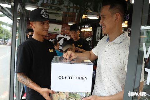 Tiệm hớt tóc trên xe tải đi xuyên Việt gom 10.000 nụ cười gây quỹ - Ảnh 6. Tiệm hớt tóc trên xe tải đi xuyên Việt gom 10.000 nụ cười gây quỹ - Ảnh 6.