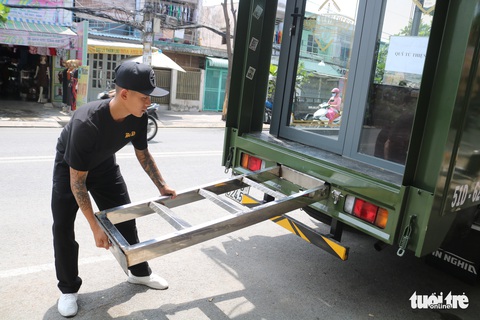 Tiệm hớt tóc trên xe tải đi xuyên Việt gom 10.000 nụ cười gây quỹ - Ảnh 3. Tiệm hớt tóc trên xe tải đi xuyên Việt gom 10.000 nụ cười gây quỹ - Ảnh 3.
