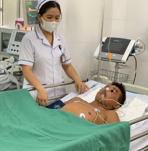 Ăn cua mặt quỷ, nhờ cấp cứu kịp bằng máy bay mới thoát chết - Ảnh 1. Ăn cua mặt quỷ, nhờ cấp cứu kịp bằng máy bay mới thoát chết - Ảnh 1.