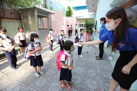 Học sinh tiểu học TP.HCM ngồi so le trong ngày trở lại trường - Ảnh 2. Học sinh tiểu học TP.HCM ngồi so le trong ngày trở lại trường - Ảnh 2.