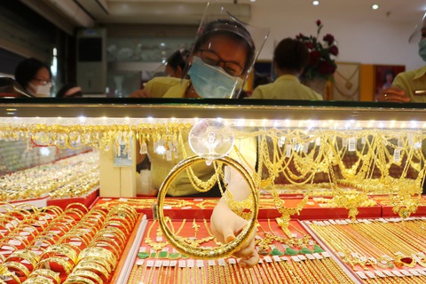 Giá vàng SJC 49,05 triệu đồng/lượng, vẫn thấp hơn vàng thế giới - Ảnh 1. Giá vàng SJC 49,05 triệu đồng/lượng, vẫn thấp hơn vàng thế giới - Ảnh 1.
