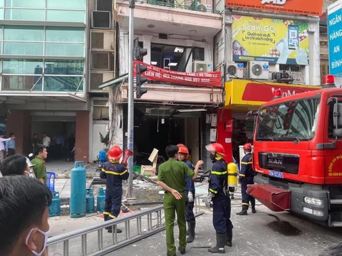 Nổ bình gas nhà hàng gà rán, 3 người nhập viện - Ảnh 1. Nổ bình gas nhà hàng gà rán, 3 người nhập viện - Ảnh 1.