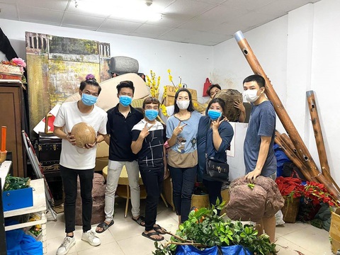 Sàn diễn trước ngày sáng đèn trở lại: Vừa mừng vừa lo âu - Ảnh 1. Sàn diễn trước ngày sáng đèn trở lại: Vừa mừng vừa lo âu - Ảnh 1.