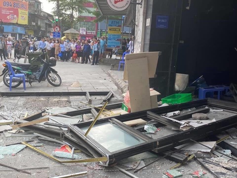 Nổ bình gas nhà hàng gà rán, 3 người nhập viện - Ảnh 2. Nổ bình gas nhà hàng gà rán, 3 người nhập viện - Ảnh 2.