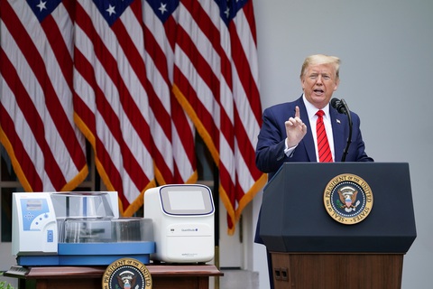 Ông Trump lệnh các quỹ hưu trí liên bang không đầu tư vào công ty Trung Quốc - Ảnh 1. Ông Trump lệnh các quỹ hưu trí liên bang không đầu tư vào công ty Trung Quốc - Ảnh 1.