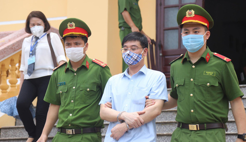 Xử gian lận thi cử ở Hòa Bình: Cựu thượng tá công an phủ nhận đưa hối lộ, nói bị vu khống - Ảnh 1. Xử gian lận thi cử ở Hòa Bình: Cựu thượng tá công an phủ nhận đưa hối lộ, nói bị vu khống - Ảnh 1.