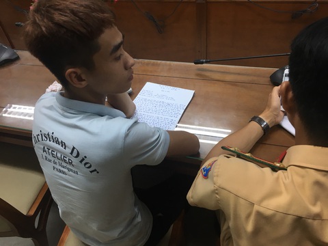 Thanh niên 20 tuổi bốc đầu xe nhiều tuyến đường được công an ‘bốc’ về đồn - Ảnh 2. Thanh niên 20 tuổi bốc đầu xe nhiều tuyến đường được công an ‘bốc’ về đồn - Ảnh 2.