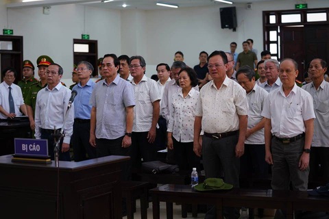 Hai cựu chủ tịch Đà Nẵng bị bắt tạm giam tại phiên tòa - Ảnh 3. Hai cựu chủ tịch Đà Nẵng bị bắt tạm giam tại phiên tòa - Ảnh 3.