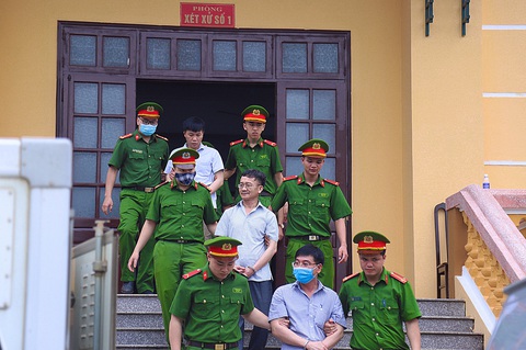 Nhóm giám khảo tố bị ép chấm nâng điểm, ký khống bài thi vụ gian lận điểm ở Hòa Bình - Ảnh 1. Nhóm giám khảo tố bị ép chấm nâng điểm, ký khống bài thi vụ gian lận điểm ở Hòa Bình - Ảnh 1.