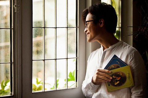 Hà Anh Tuấn bán album Truyện ngắn, góp 5 tấn gạo và 70.000 quả trứng cho người nghèo - Ảnh 1. Hà Anh Tuấn bán album Truyện ngắn, góp 5 tấn gạo và 70.000 quả trứng cho người nghèo - Ảnh 1.