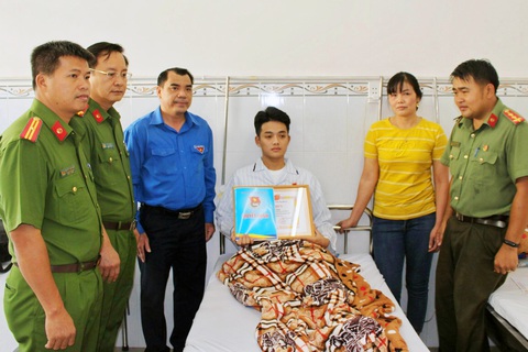 Tặng huy hiệu Tuổi Trẻ dũng cảm cho CSCĐ bị ‘quái xế’ tông phải cưa chân - Ảnh 1. Tặng huy hiệu Tuổi Trẻ dũng cảm cho CSCĐ bị ‘quái xế’ tông phải cưa chân - Ảnh 1.