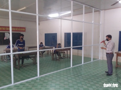 Giáo viên đi hơn 20km dạy học cho 6 học sinh từ Campuchia về đang cách ly - Ảnh 1. Giáo viên đi hơn 20km dạy học cho 6 học sinh từ Campuchia về đang cách ly - Ảnh 1.